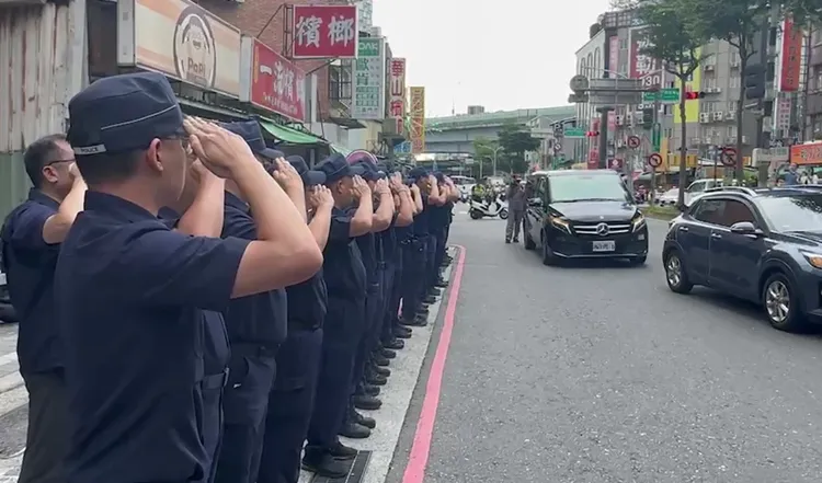 派出所同仁高喊「瑋震任務結束，一路好走」。警方提供