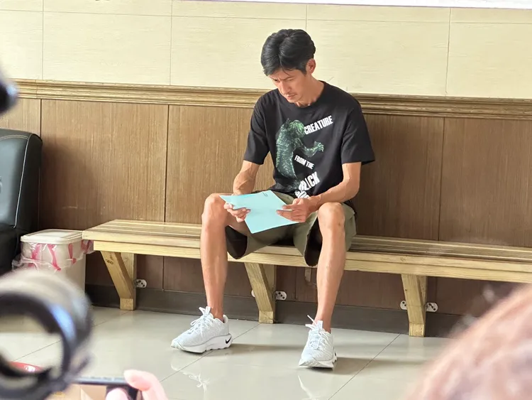 唐治平今天下午到板殯認屍，坐在相驗室椅子上細細詳讀遺體相驗書上的內容。曾佳俊攝