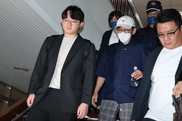 黃子佼開庭近2小時後結束，步出法院時臉色木然，面對媒體詢問不發一語。莊宗達攝