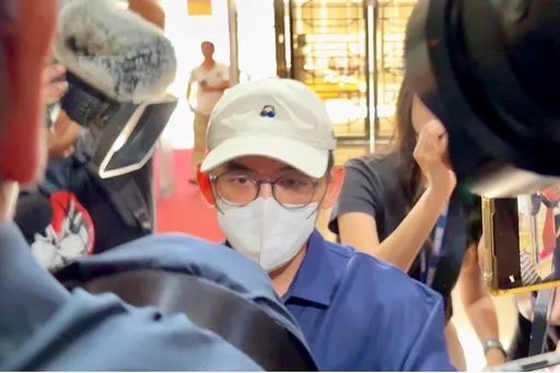 黃子佼持少女淫片出庭遲到22分鐘 庭訊近2小時結束!他神情木然搭百萬休旅車閃人