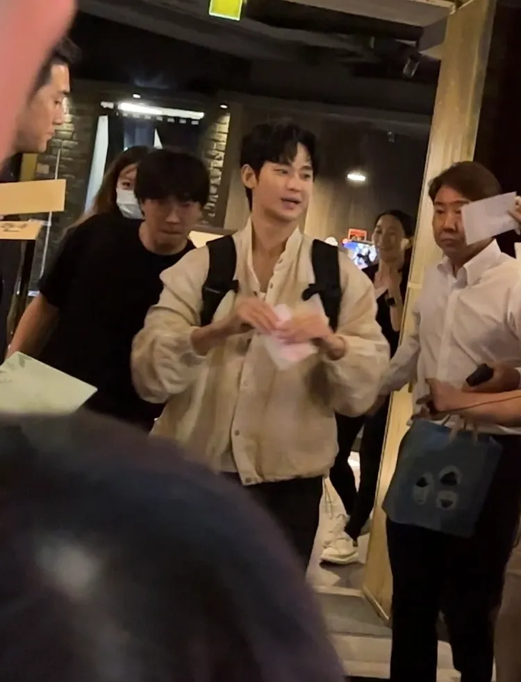 金秀賢親手接過粉絲給的信件。特勤中心攝