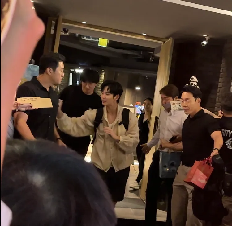 金秀賢邊走邊與粉絲道別，十分有親和力。特勤中心攝