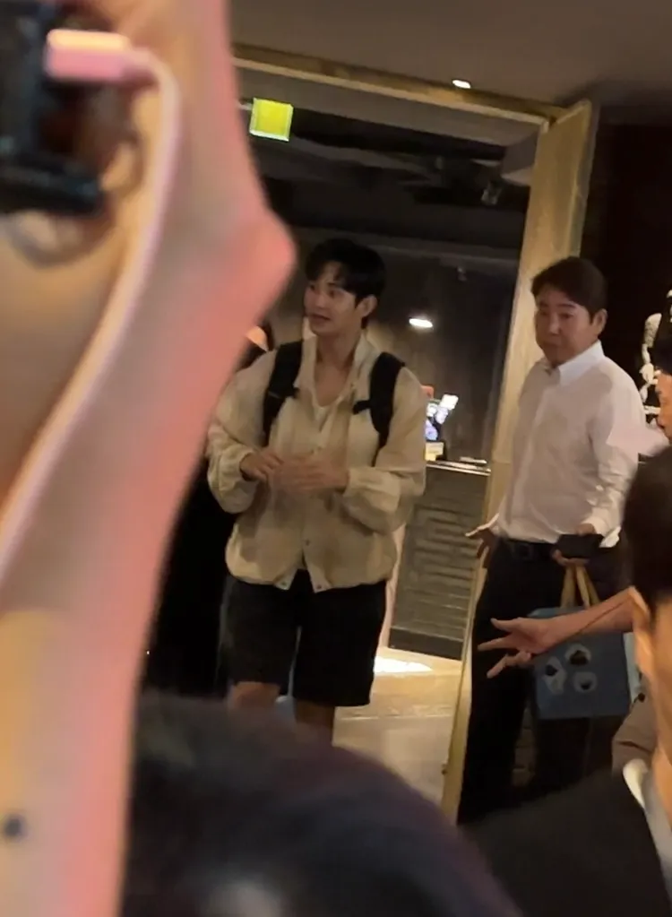 金秀賢在保鑣戒護下走出餐廳。特勤中心攝