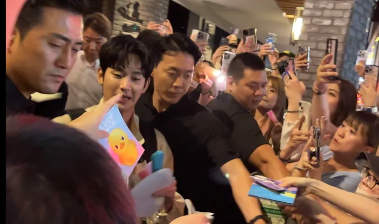 金秀賢手上已拿滿粉絲給的禮物，親和力破表。特勤中心攝