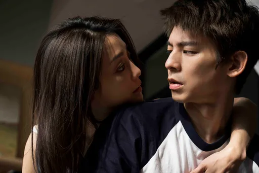 謝欣穎裸背激戰林柏宏　女上男下「動太快」被叫停