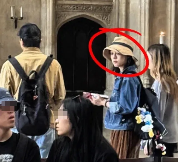 孫儷被網友捕獲去劍橋大學參觀，手上疑似拿著資料。翻攝杜魯媽的日記小紅書