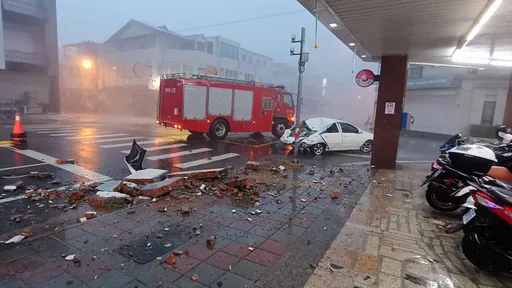 颱風天磚牆砸車釀花蓮母死子重傷 頂樓確認是違建
