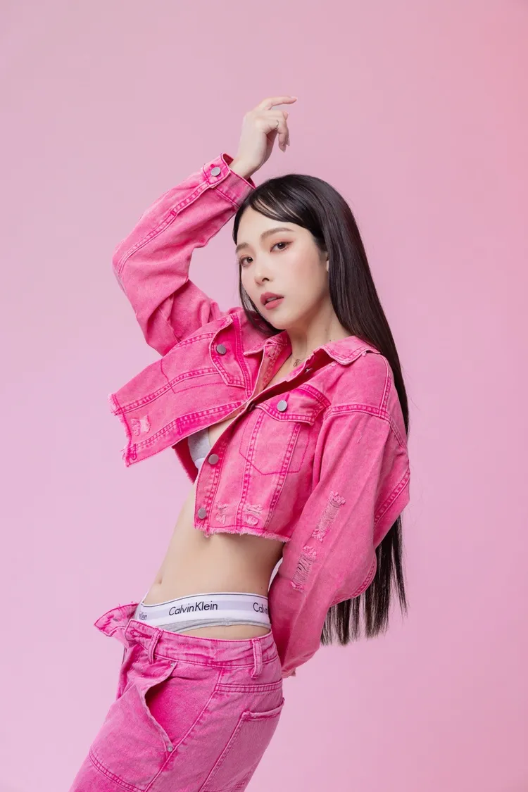 啦啦最美團長Rina擁有高顏值的美貌和清新脫俗的氣質，被粉絲封為「最仙（氣）團長」。隻魚文創提供