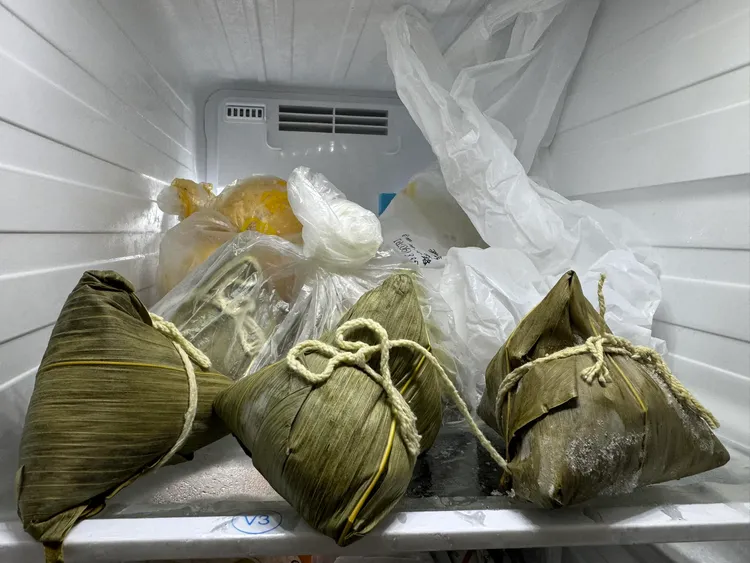 陳志金家中冰箱存放了滿滿的肉粽。翻攝《Icu醫生陳志金》臉書