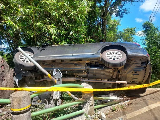 北投山區轎車下坡過彎自撞護欄翻覆　71歲男送醫
