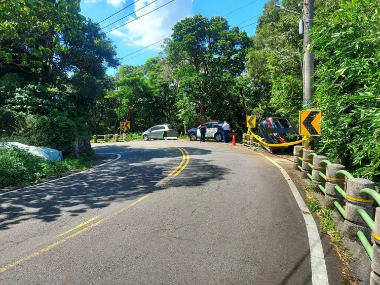 小客車自撞護欄翻覆。警方提供
