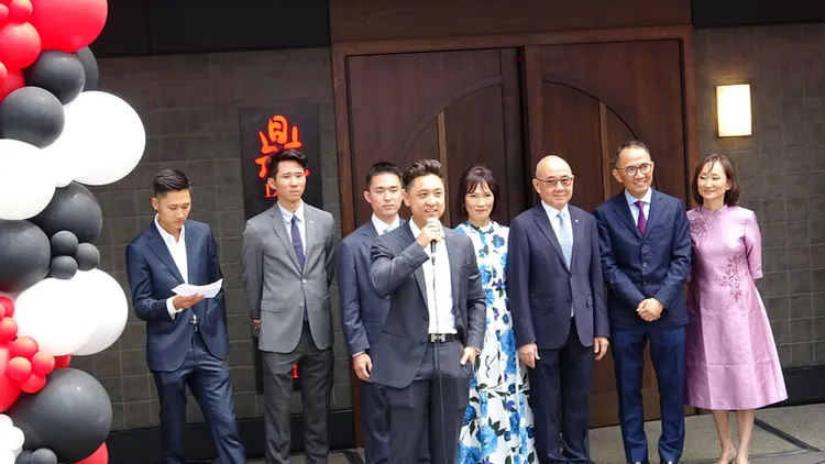 鼎泰豐集團董事長楊紀華（右3）與執行長楊國華（右2）及家族成員在紐約分店前齊聚準備開幕。中央社