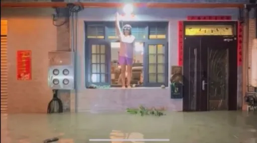 凱米大雨狂炸彰化！鹿港水深及腰　苦中作樂！窗台跳水、游泳網笑翻