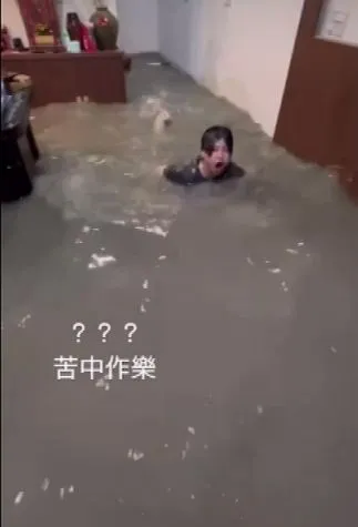 民眾在自家客廳游泳,網友驚呼「水好髒」。翻攝臉書「~~我愛鹿港小鎮~~2」