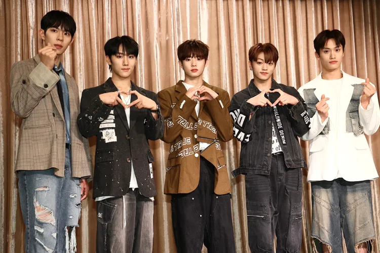 TIOT成員洪健熙（左圖起）、隊長金珉成、申藝燦、崔禹真、琴俊弦比出各種愛心。彭欣偉攝