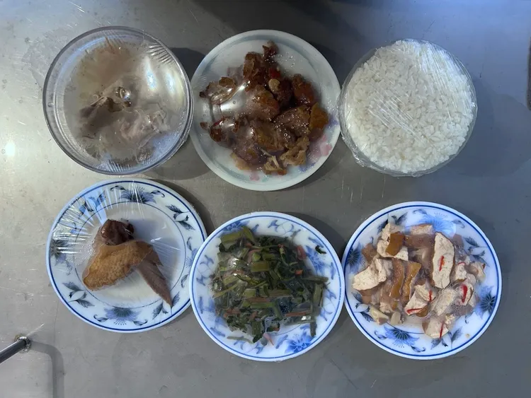 鄭文燦在桃園看守所的第一餐。翻攝畫面