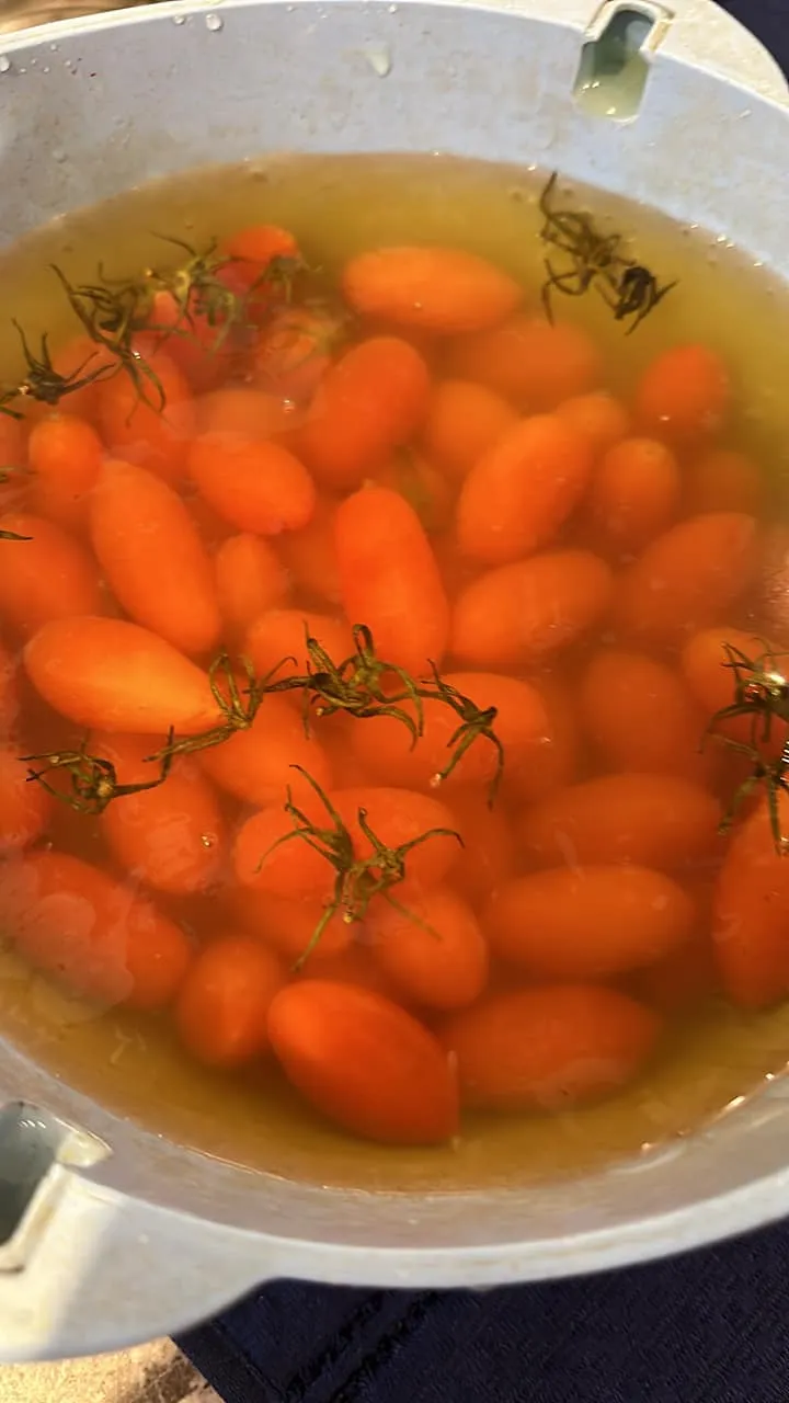 郁方清洗小番茄加入貝殼粉，水瞬間變成黃色。翻攝自郁方臉書