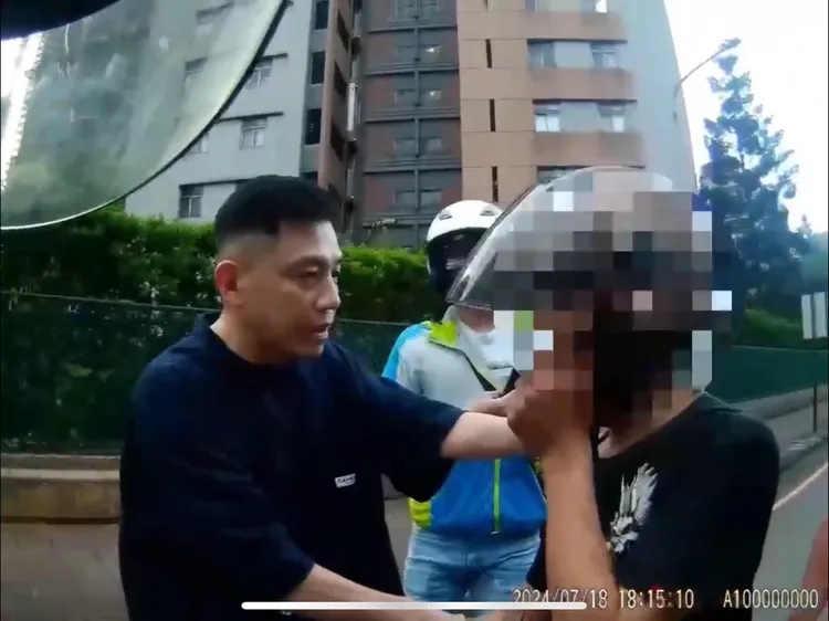 林男在龜山街頭遭攔查。警方提供