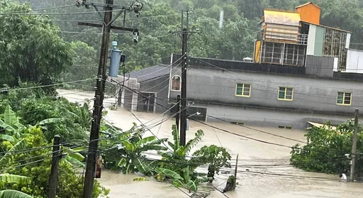 超大豪雨發威!高雄田寮民宅淹半層樓 路上行舟、車子滅頂