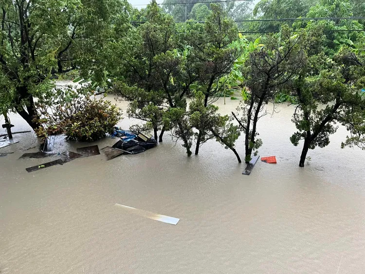 水炸田寮，車子幾乎滅頂。翻攝「田寮魂田寮大小事」臉書