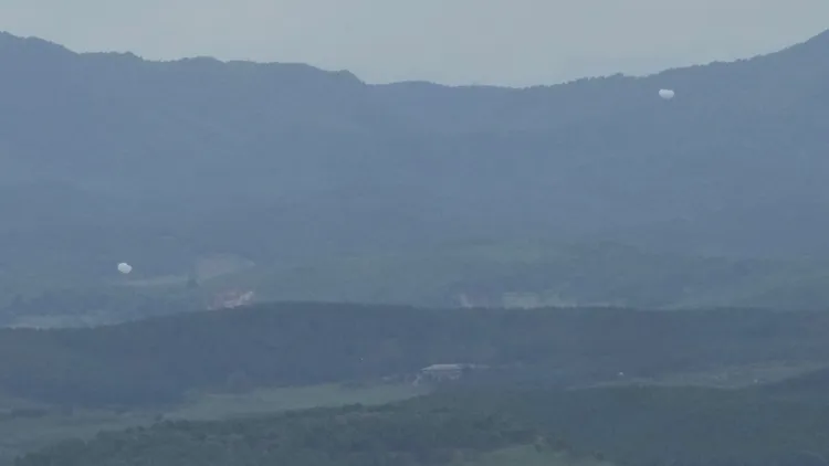 在南北停戰區附近的南韓坡州市內，統一觀測站看到垃圾氣球正往南韓飄去。美聯社