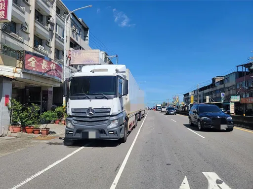 别跟大车靠太近!台中6旬男骑机车擦撞联结车 卷轮下爆头亡