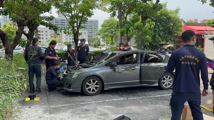 殺手駕駛的車輛在南區新建路一處停車場尋獲，他放火滅證後換車，警方在高雄找到第二部轎車，目前已拖回採證。警方提供