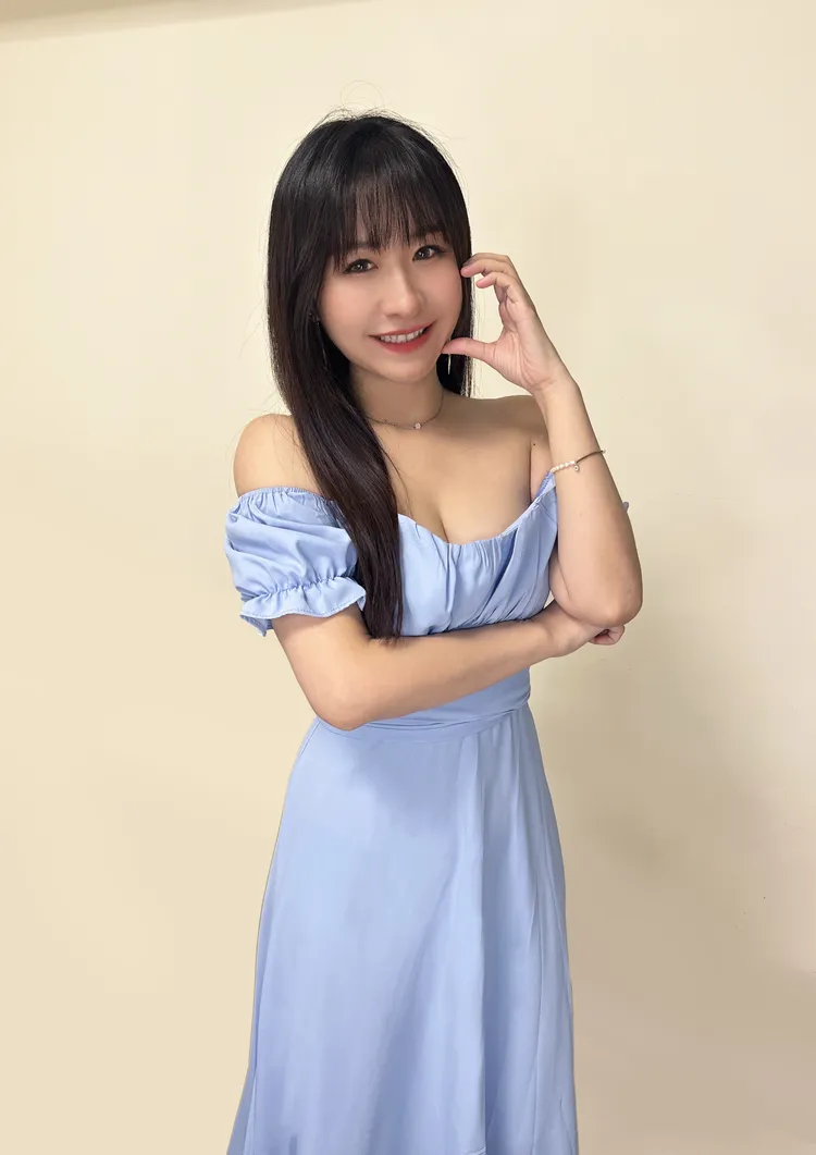 17主播小涵兒，有著甜美的笑容及天生的好歌喉，個性幽默可愛，陪伴粉絲度過歡樂的晚上時光。