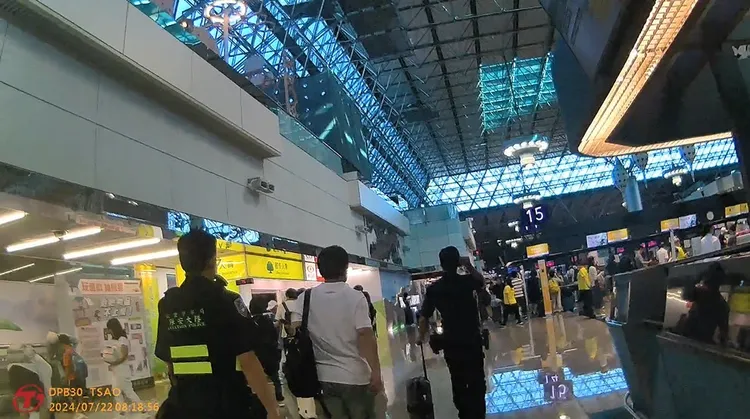 鍾男疑似模仿昨天虎航事件。警方提供