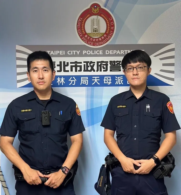 員警吳吉誠、趙宥瑋勸阻憂鬱症女子尋短。警方提供