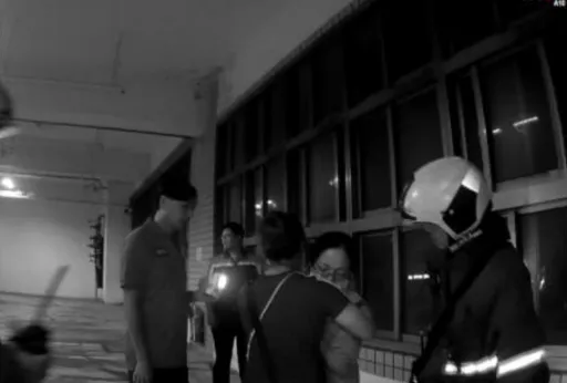 跑到百貨公司6樓窗台哭泣欲尋短　北市警救下年輕女阻悲劇