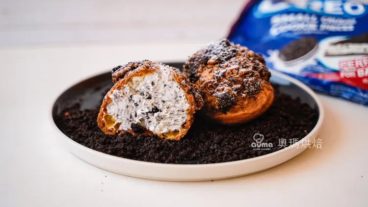 奧瑪烘焙「冰心餅乾泡芙 - Oreo巧酥」泡芙表層放上Oreo及紐西蘭天然奶油製作的「奶酥餅乾」再灌入使用馬達加斯加香草莢製作的卡士達並混入靈魂Oreo碎片。業者提供