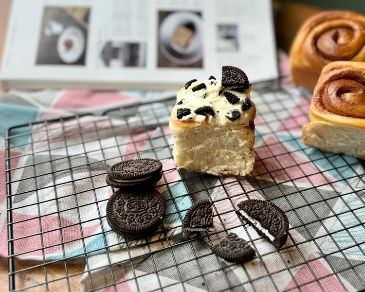 Miss V Bakery「迷你巧酥奶油起司肉桂捲」抹上了加入 OREO 巧酥的奶油起司，香濃不膩口。業者提供