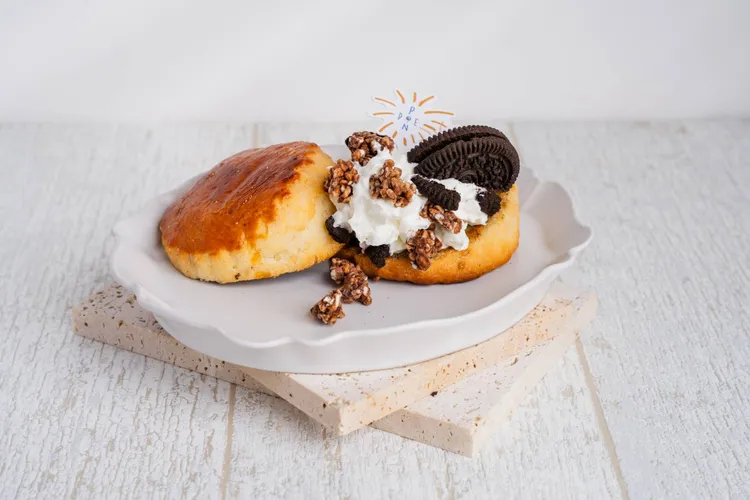 PONPIE澎派「OREO 奶酥滋心司康」司康酥脆且香氣撲鼻，內餡則是充滿奶酥的香濃滋味，與經典的OREO巧克力夾心完美融合。業者提供