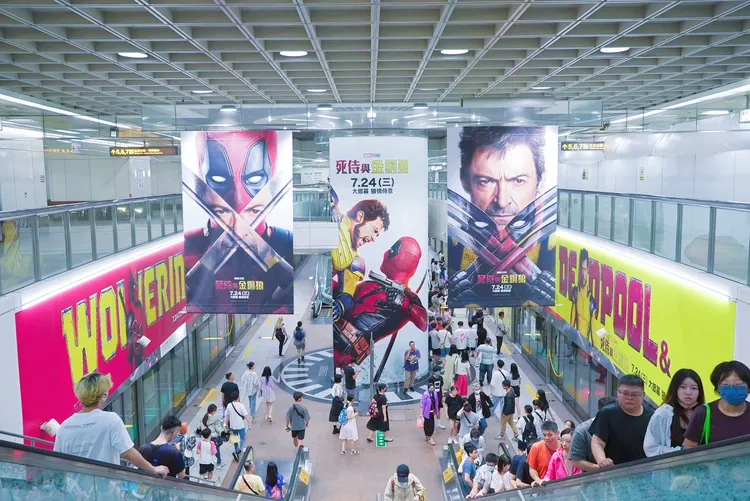《死侍與金鋼狼》高雄三多捷運站。漫威影業提供