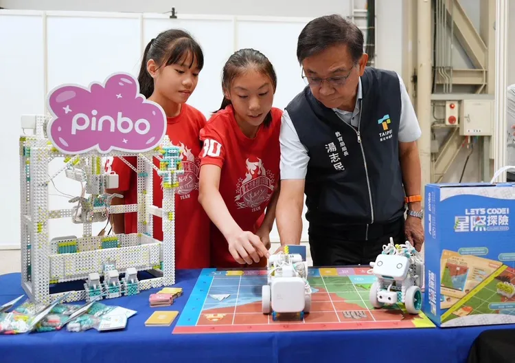 寓教於樂的建構式編程機器人PINBO，結合桌遊和任務卡。華碩提供。