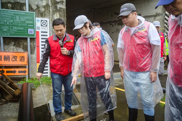 高虹安視察地下道。新竹市府提供