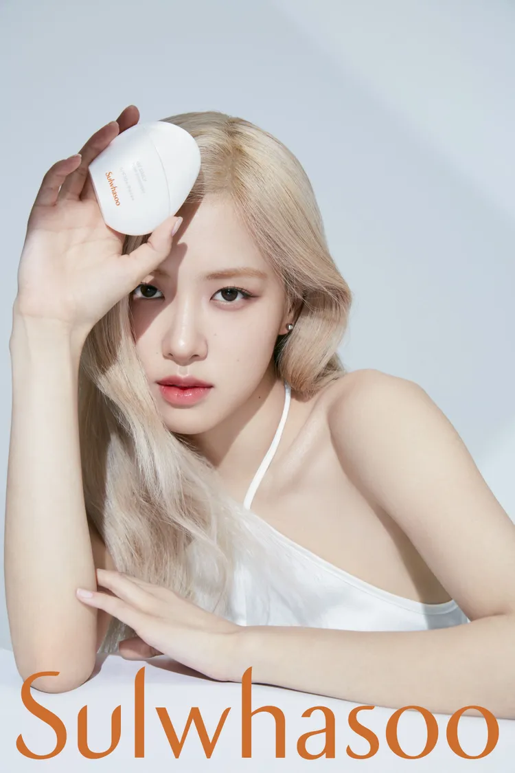  雪花秀代言人ROSÉ夏日的防曬推薦，是品牌最新超輕透防曬系列。品牌提供