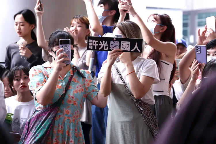 許光漢魅力驚人，現場聚集數百名粉絲，還有人昨晚就到場排隊。彭欣偉攝