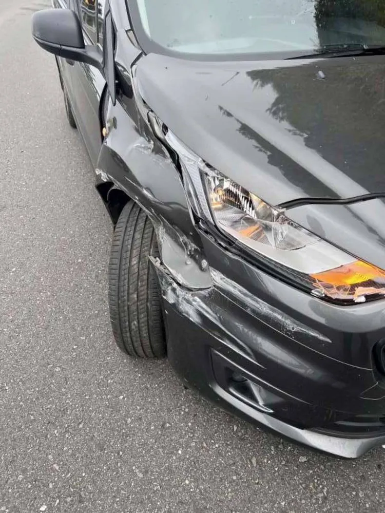 休旅車右前車頭受損。民眾提供