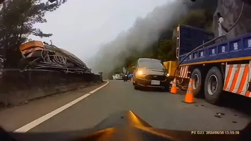 南投武嶺「恐怖休旅車」山路飄移 忽左忽右自撞山壁!嚇壞用路人