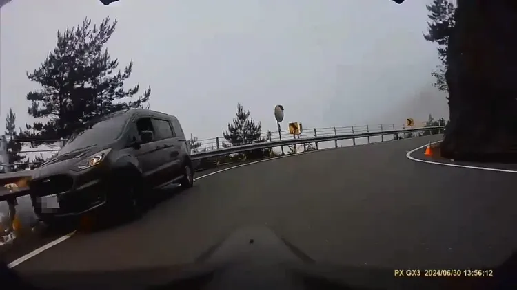 休旅車撞上護欄，險些衝落山谷。翻攝畫面