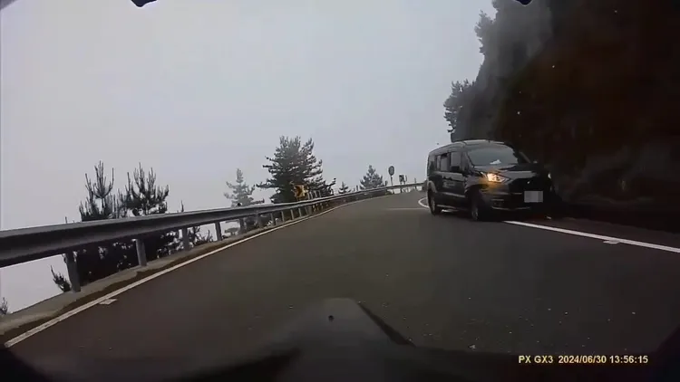 最後自撞山壁停住。翻攝畫面