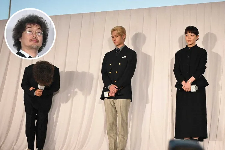 導演三木康一郎（左）針對拒絕起用親密指導一事鞠躬道歉，演員奈緒（右）、豬狩蒼彌表情嚴肅。翻攝《體育日本》