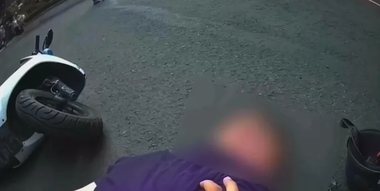 李姓騎士闖紅燈拒檢逃逸自摔。翻攝畫面