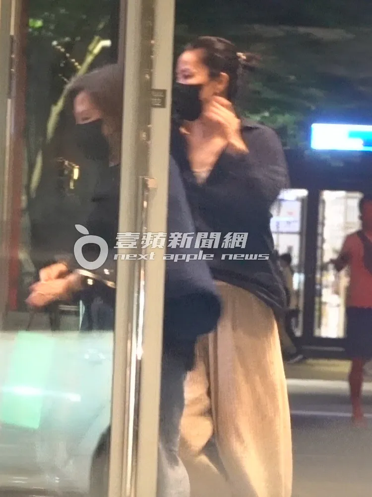 王菲（右）深夜回飯店。特勤中心攝