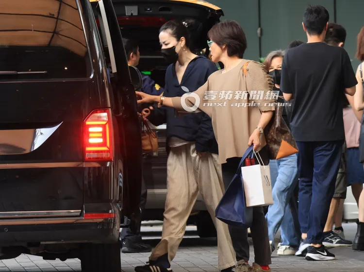 王菲一身裝扮相當休閒優雅，有自己的風格。特勤中心攝