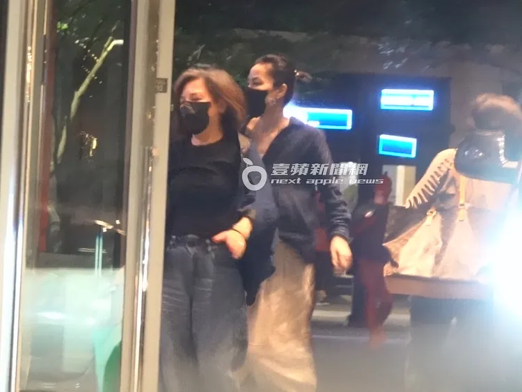 王菲與女友人下車後，快步走進大廳搭電梯。特勤中心攝