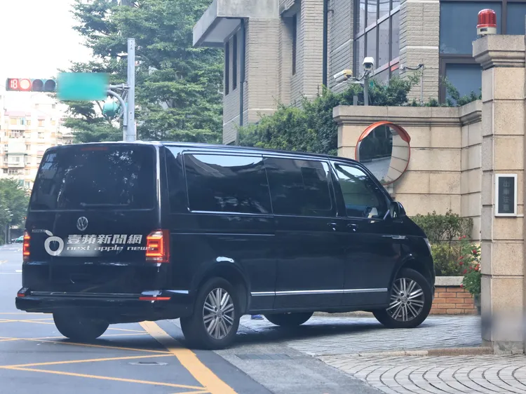 保母車載著王菲及友人抵達中山區一處獨棟豪宅。特勤中心攝