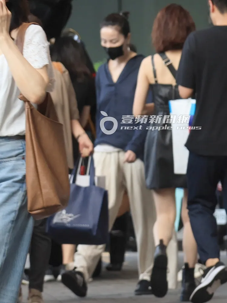 王菲戴著口罩低著頭低調現身，從人群中上車。特勤中心攝